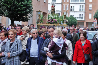 Cientos de villaveses arroparon en la calle a la Virgen del Rosario junto a la comparsa de gigantes y cabezudos, los txistularis, la coral y la nueva banda de música de la localidad que debutó por primera vez durante las fiestas