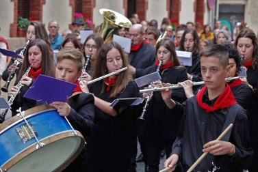 Cientos de villaveses arroparon en la calle a la Virgen del Rosario junto a la comparsa de gigantes y cabezudos, los txistularis, la coral y la nueva banda de música de la localidad que debutó por primera vez durante las fiestas