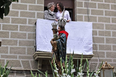 Cientos de villaveses arroparon en la calle a la Virgen del Rosario junto a la comparsa de gigantes y cabezudos, los txistularis, la coral y la nueva banda de música de la localidad que debutó por primera vez durante las fiestas