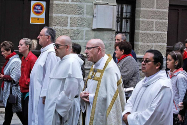 Cientos de villaveses arroparon en la calle a la Virgen del Rosario junto a la comparsa de gigantes y cabezudos, los txistularis, la coral y la nueva banda de música de la localidad que debutó por primera vez durante las fiestas