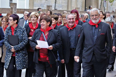 Cientos de villaveses arroparon en la calle a la Virgen del Rosario junto a la comparsa de gigantes y cabezudos, los txistularis, la coral y la nueva banda de música de la localidad que debutó por primera vez durante las fiestas