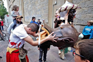 Cientos de villaveses arroparon en la calle a la Virgen del Rosario junto a la comparsa de gigantes y cabezudos, los txistularis, la coral y la nueva banda de música de la localidad que debutó por primera vez durante las fiestas