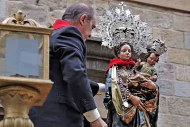 Cientos de villaveses arroparon en la calle a la Virgen del Rosario junto a la comparsa de gigantes y cabezudos, los txistularis, la coral y la nueva banda de música de la localidad que debutó por primera vez durante las fiestas