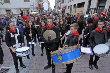 Cientos de villaveses arroparon en la calle a la Virgen del Rosario junto a la comparsa de gigantes y cabezudos, los txistularis, la coral y la nueva banda de música de la localidad que debutó por primera vez durante las fiestas