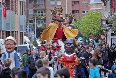 Cientos de villaveses arroparon en la calle a la Virgen del Rosario junto a la comparsa de gigantes y cabezudos, los txistularis, la coral y la nueva banda de música de la localidad que debutó por primera vez durante las fiestas