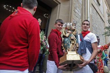 Cientos de villaveses arroparon en la calle a la Virgen del Rosario junto a la comparsa de gigantes y cabezudos, los txistularis, la coral y la nueva banda de música de la localidad que debutó por primera vez durante las fiestas
