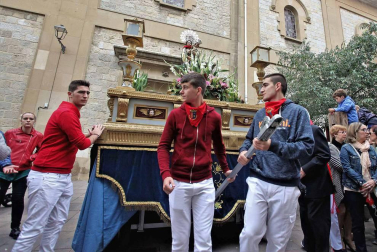 Cientos de villaveses arroparon en la calle a la Virgen del Rosario junto a la comparsa de gigantes y cabezudos, los txistularis, la coral y la nueva banda de música de la localidad que debutó por primera vez durante las fiestas