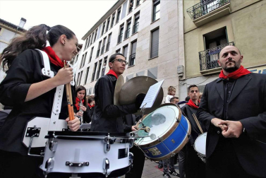 Cientos de villaveses arroparon en la calle a la Virgen del Rosario junto a la comparsa de gigantes y cabezudos, los txistularis, la coral y la nueva banda de música de la localidad que debutó por primera vez durante las fiestas