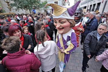 Cientos de villaveses arroparon en la calle a la Virgen del Rosario junto a la comparsa de gigantes y cabezudos, los txistularis, la coral y la nueva banda de música de la localidad que debutó por primera vez durante las fiestas