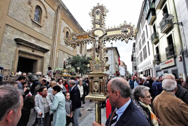 Cientos de villaveses arroparon en la calle a la Virgen del Rosario junto a la comparsa de gigantes y cabezudos, los txistularis, la coral y la nueva banda de música de la localidad que debutó por primera vez durante las fiestas