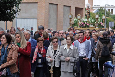 Cientos de villaveses arroparon en la calle a la Virgen del Rosario junto a la comparsa de gigantes y cabezudos, los txistularis, la coral y la nueva banda de música de la localidad que debutó por primera vez durante las fiestas