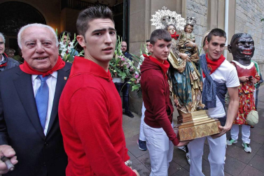 Cientos de villaveses arroparon en la calle a la Virgen del Rosario junto a la comparsa de gigantes y cabezudos, los txistularis, la coral y la nueva banda de música de la localidad que debutó por primera vez durante las fiestas