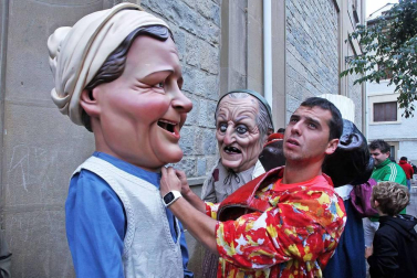 Cientos de villaveses arroparon en la calle a la Virgen del Rosario junto a la comparsa de gigantes y cabezudos, los txistularis, la coral y la nueva banda de música de la localidad que debutó por primera vez durante las fiestas