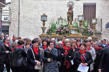 Cientos de villaveses arroparon en la calle a la Virgen del Rosario junto a la comparsa de gigantes y cabezudos, los txistularis, la coral y la nueva banda de música de la localidad que debutó por primera vez durante las fiestas