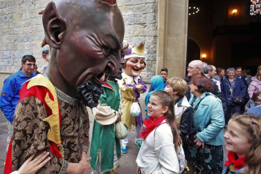 Cientos de villaveses arroparon en la calle a la Virgen del Rosario junto a la comparsa de gigantes y cabezudos, los txistularis, la coral y la nueva banda de música de la localidad que debutó por primera vez durante las fiestas