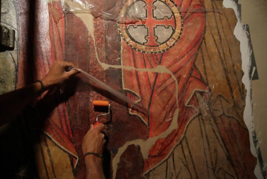 Arsus Paper ya está colocando en la iglesia la reproducción de sus pinturas murales