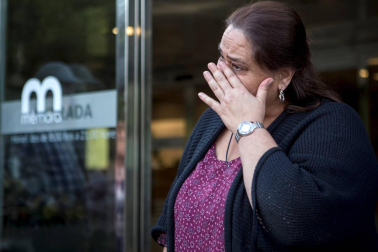 La capilla ardiente de Montserrat Caballé ha abierto este domingo pocos minutos antes de las 14.00 horas en el tanatorio de Les Corts, aunque una hora antes ya había personas que esperaban poder entrar para despedirse de la cantante.