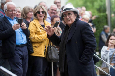 El funeral de la cantante, fallecida este sábado, ha congregado a personalidades del mundo de la política y la cultura