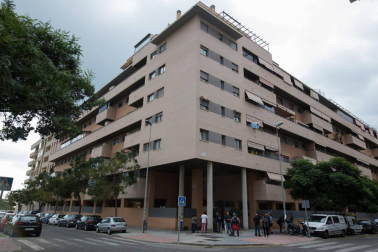Mueren una niña y un hombre tras caer desde un quinto piso en Málaga