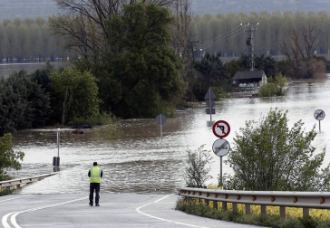 Las copiosas lluvias caídas en toda Navarra en los últimos días pusieron ayer en el punto de mira a los ríos navarros, que estuvieron en estado de alerta durante todo el día. Tras el desborde de los ríos Arga, Arakil, Ega y Aragón este jueves, para hoy el foco se centra en el Ebro, que a las cinco y veinte de la madrugada ha superado los 2.500 m³/s de caudal. A las ocho y media de la mañana, este río registra ya una altura de 7,73 metros y una traída de aguas de 2.644 m³/s.