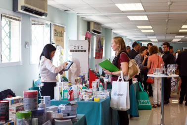 Un año más, la sede de Nafarco en Noáin acogió la feria Expofarma, en la que ya es su séptima edición. La Cooperativa Farmacéutica, referente en distribución en Navarra, reunió a 150 representantes de la industria de parafarmacia y OTC, que presentaron e informaron sobre los productos y marcas de 28 laboratorios.