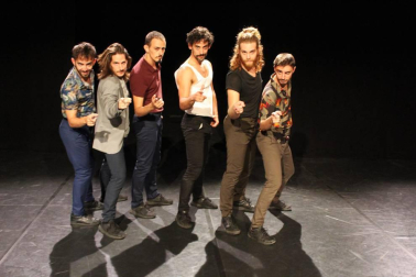 El Auditorio de Barañáin acogió una original propuesta de danza contemporánea en la que se invitó al público a reflexionar sobre la imagen de la masculinidad en la sociedad actual, bajo un título que ya daba alguna pista sobre su intención: 'La maldición de los hombres Malboro'. Una obra producida por la compañía Isabel Vázquez / Excéntrica Producciones & Elena Carrascal.