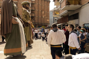 El sábado 6 de octubre los vecinos de Villava se reunieron bajo el balcón del Ayuntamiento para dar inicio a las fiestas con el tradicional chupinazo. El posterior pasacalles con la Comparsa de gigantes y kilikis, txistularis, gaiteros, dulzaineros y la Txaranga EZK se encargó de trasladar el ambiente festivo al resto de las calles y plazas.