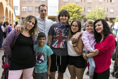 El sábado 6 de octubre los vecinos de Villava se reunieron bajo el balcón del Ayuntamiento para dar inicio a las fiestas con el tradicional chupinazo. El posterior pasacalles con la Comparsa de gigantes y kilikis, txistularis, gaiteros, dulzaineros y la Txaranga EZK se encargó de trasladar el ambiente festivo al resto de las calles y plazas.