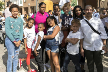 El sábado 6 de octubre los vecinos de Villava se reunieron bajo el balcón del Ayuntamiento para dar inicio a las fiestas con el tradicional chupinazo. El posterior pasacalles con la Comparsa de gigantes y kilikis, txistularis, gaiteros, dulzaineros y la Txaranga EZK se encargó de trasladar el ambiente festivo al resto de las calles y plazas.