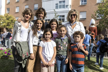 El sábado 6 de octubre los vecinos de Villava se reunieron bajo el balcón del Ayuntamiento para dar inicio a las fiestas con el tradicional chupinazo. El posterior pasacalles con la Comparsa de gigantes y kilikis, txistularis, gaiteros, dulzaineros y la Txaranga EZK se encargó de trasladar el ambiente festivo al resto de las calles y plazas.