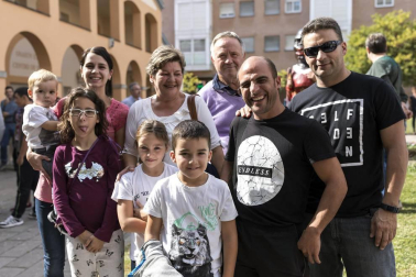 El sábado 6 de octubre los vecinos de Villava se reunieron bajo el balcón del Ayuntamiento para dar inicio a las fiestas con el tradicional chupinazo. El posterior pasacalles con la Comparsa de gigantes y kilikis, txistularis, gaiteros, dulzaineros y la Txaranga EZK se encargó de trasladar el ambiente festivo al resto de las calles y plazas.