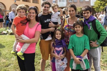 El sábado 6 de octubre los vecinos de Villava se reunieron bajo el balcón del Ayuntamiento para dar inicio a las fiestas con el tradicional chupinazo. El posterior pasacalles con la Comparsa de gigantes y kilikis, txistularis, gaiteros, dulzaineros y la Txaranga EZK se encargó de trasladar el ambiente festivo al resto de las calles y plazas.