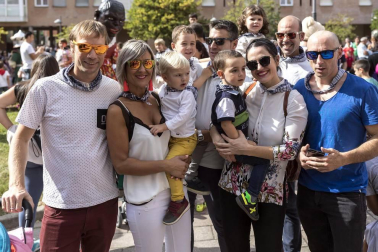 El sábado 6 de octubre los vecinos de Villava se reunieron bajo el balcón del Ayuntamiento para dar inicio a las fiestas con el tradicional chupinazo. El posterior pasacalles con la Comparsa de gigantes y kilikis, txistularis, gaiteros, dulzaineros y la Txaranga EZK se encargó de trasladar el ambiente festivo al resto de las calles y plazas.