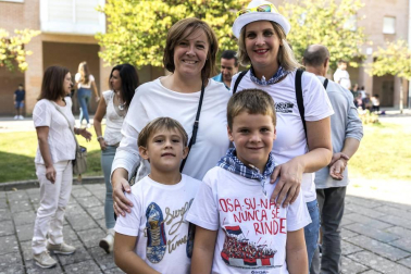 El sábado 6 de octubre los vecinos de Villava se reunieron bajo el balcón del Ayuntamiento para dar inicio a las fiestas con el tradicional chupinazo. El posterior pasacalles con la Comparsa de gigantes y kilikis, txistularis, gaiteros, dulzaineros y la Txaranga EZK se encargó de trasladar el ambiente festivo al resto de las calles y plazas.