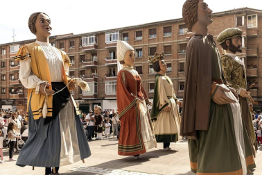 El sábado 6 de octubre los vecinos de Villava se reunieron bajo el balcón del Ayuntamiento para dar inicio a las fiestas con el tradicional chupinazo. El posterior pasacalles con la Comparsa de gigantes y kilikis, txistularis, gaiteros, dulzaineros y la Txaranga EZK se encargó de trasladar el ambiente festivo al resto de las calles y plazas.