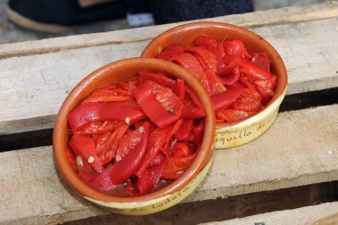 Los lodosanos se volcaron, un año más, en la celebración del Día del Pimiento del Piquillo o, como se le conoce en la localidad, el oro rojo de Lodosa. Una jornada para saborear, pero también para descubrir el proceso artesanal que da lugar a este privilegiado alimento, desde el ensartado al asado sobre leña y el pelado a mano.