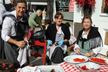 Los lodosanos se volcaron, un año más, en la celebración del Día del Pimiento del Piquillo o, como se le conoce en la localidad, el oro rojo de Lodosa. Una jornada para saborear, pero también para descubrir el proceso artesanal que da lugar a este privilegiado alimento, desde el ensartado al asado sobre leña y el pelado a mano.