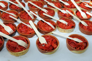 Los lodosanos se volcaron, un año más, en la celebración del Día del Pimiento del Piquillo o, como se le conoce en la localidad, el oro rojo de Lodosa. Una jornada para saborear, pero también para descubrir el proceso artesanal que da lugar a este privilegiado alimento, desde el ensartado al asado sobre leña y el pelado a mano.