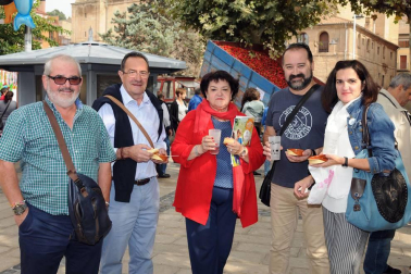 Los lodosanos se volcaron, un año más, en la celebración del Día del Pimiento del Piquillo o, como se le conoce en la localidad, el oro rojo de Lodosa. Una jornada para saborear, pero también para descubrir el proceso artesanal que da lugar a este privilegiado alimento, desde el ensartado al asado sobre leña y el pelado a mano.