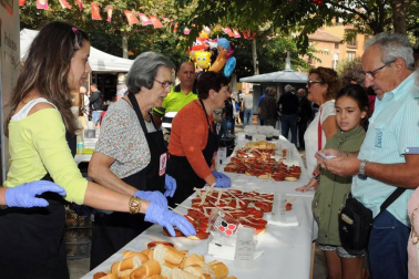 Los lodosanos se volcaron, un año más, en la celebración del Día del Pimiento del Piquillo o, como se le conoce en la localidad, el oro rojo de Lodosa. Una jornada para saborear, pero también para descubrir el proceso artesanal que da lugar a este privilegiado alimento, desde el ensartado al asado sobre leña y el pelado a mano.