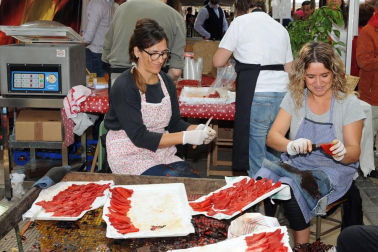 Los lodosanos se volcaron, un año más, en la celebración del Día del Pimiento del Piquillo o, como se le conoce en la localidad, el oro rojo de Lodosa. Una jornada para saborear, pero también para descubrir el proceso artesanal que da lugar a este privilegiado alimento, desde el ensartado al asado sobre leña y el pelado a mano.