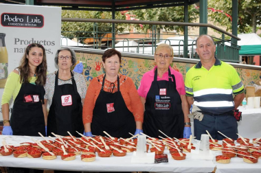 Los lodosanos se volcaron, un año más, en la celebración del Día del Pimiento del Piquillo o, como se le conoce en la localidad, el oro rojo de Lodosa. Una jornada para saborear, pero también para descubrir el proceso artesanal que da lugar a este privilegiado alimento, desde el ensartado al asado sobre leña y el pelado a mano.