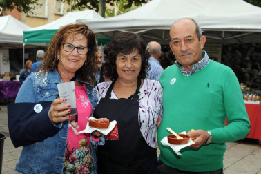 Los lodosanos se volcaron, un año más, en la celebración del Día del Pimiento del Piquillo o, como se le conoce en la localidad, el oro rojo de Lodosa. Una jornada para saborear, pero también para descubrir el proceso artesanal que da lugar a este privilegiado alimento, desde el ensartado al asado sobre leña y el pelado a mano.