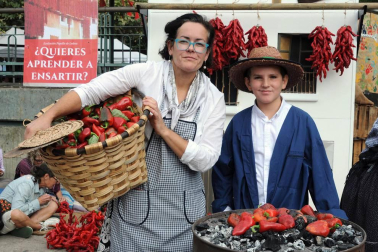 Los lodosanos se volcaron, un año más, en la celebración del Día del Pimiento del Piquillo o, como se le conoce en la localidad, el oro rojo de Lodosa. Una jornada para saborear, pero también para descubrir el proceso artesanal que da lugar a este privilegiado alimento, desde el ensartado al asado sobre leña y el pelado a mano.