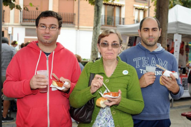Los lodosanos se volcaron, un año más, en la celebración del Día del Pimiento del Piquillo o, como se le conoce en la localidad, el oro rojo de Lodosa. Una jornada para saborear, pero también para descubrir el proceso artesanal que da lugar a este privilegiado alimento, desde el ensartado al asado sobre leña y el pelado a mano.