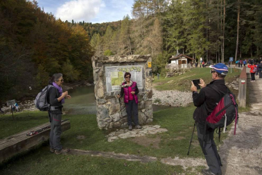 Fotos de la masiva afluencia de turistas en Irati durante el puente del Pilar