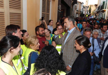 Los Reyes visitan varias casas de Sant Llorenç y conversan con los vecinos
