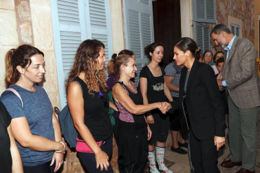 Los Reyes visitan varias casas de Sant Llorenç y conversan con los vecinos