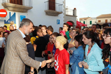 Los Reyes visitan varias casas de Sant Llorenç y conversan con los vecinos