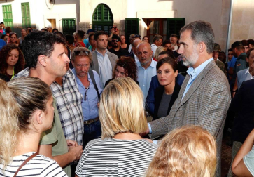 Los Reyes visitan varias casas de Sant Llorenç y conversan con los vecinos